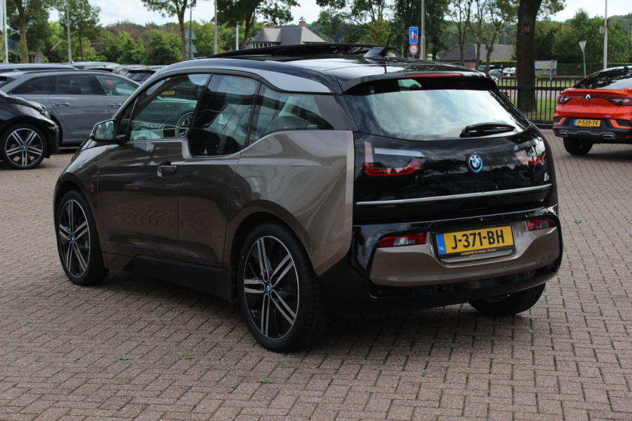 BMW i3 Executive Edition 120Ah 42 kWh / SoH 92,8% / 30.571 km! / Panoramadak / Camera / Navigatie / 20'' / DAB / Stoelverwarming / Warmtepomp / Cruise Control