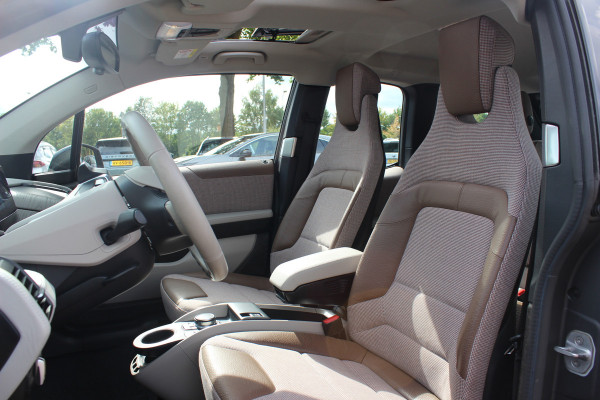 BMW i3 Executive Edition 120Ah 42 kWh / SoH 92,8% / 30.571 km! / Panoramadak / Camera / Navigatie / 20'' / DAB / Stoelverwarming / Warmtepomp / Cruise Control