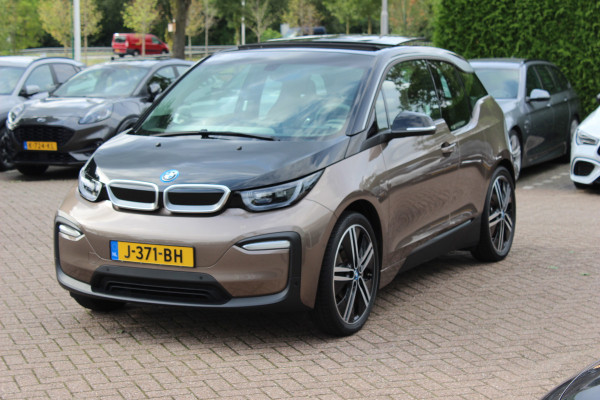 BMW i3 Executive Edition 120Ah 42 kWh / SoH 92,8% / 30.571 km! / Panoramadak / Camera / Navigatie / 20'' / DAB / Stoelverwarming / Warmtepomp / Cruise Control