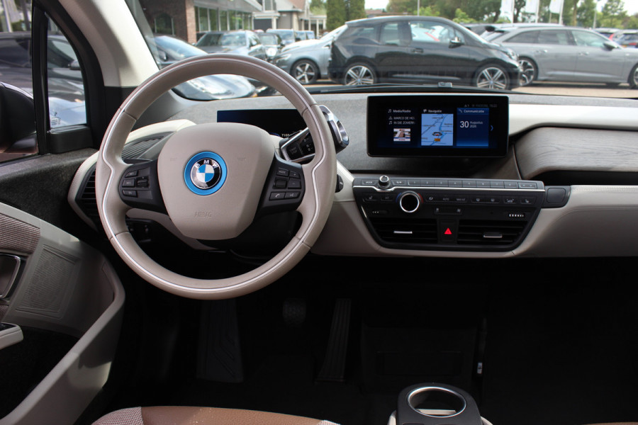 BMW i3 Executive Edition 120Ah 42 kWh / SoH 92,8% / 30.571 km! / Panoramadak / Camera / Navigatie / 20'' / DAB / Stoelverwarming / Warmtepomp / Cruise Control