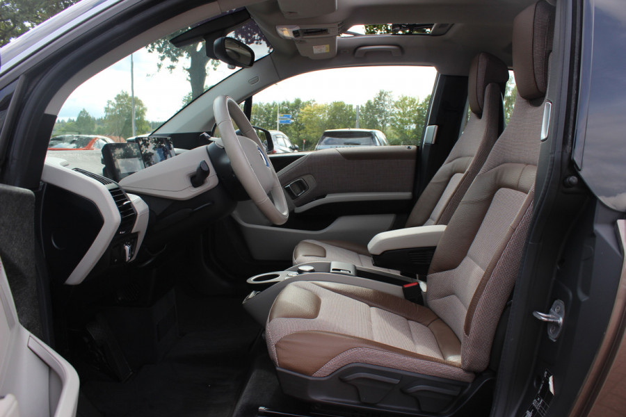 BMW i3 Executive Edition 120Ah 42 kWh / SoH 92,8% / 30.571 km! / Panoramadak / Camera / Navigatie / 20'' / DAB / Stoelverwarming / Warmtepomp / Cruise Control