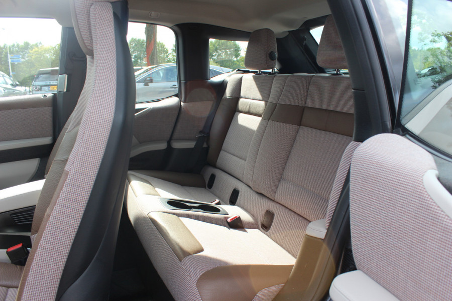 BMW i3 Executive Edition 120Ah 42 kWh / SoH 92,8% / 30.571 km! / Panoramadak / Camera / Navigatie / 20'' / DAB / Stoelverwarming / Warmtepomp / Cruise Control