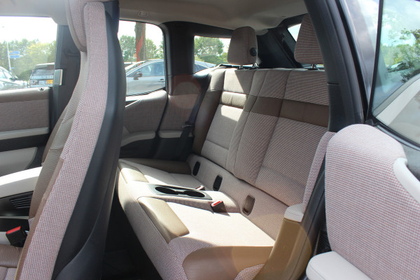 BMW i3 Executive Edition 120Ah 42 kWh / SoH 92,8% / 30.571 km! / Panoramadak / Camera / Navigatie / 20'' / DAB / Stoelverwarming / Warmtepomp / Cruise Control