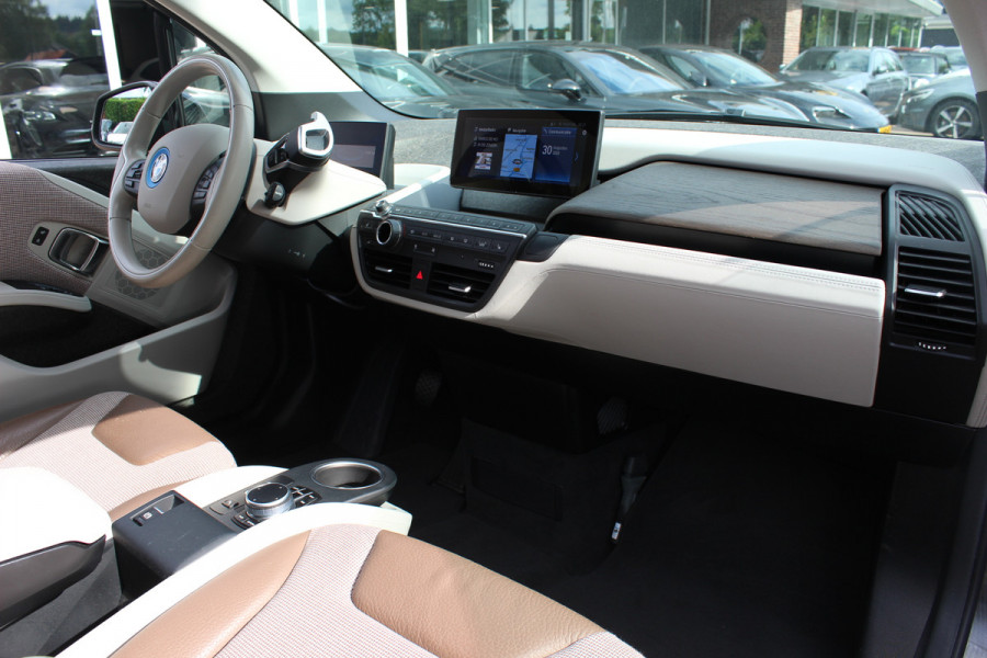 BMW i3 Executive Edition 120Ah 42 kWh / SoH 92,8% / 30.571 km! / Panoramadak / Camera / Navigatie / 20'' / DAB / Stoelverwarming / Warmtepomp / Cruise Control