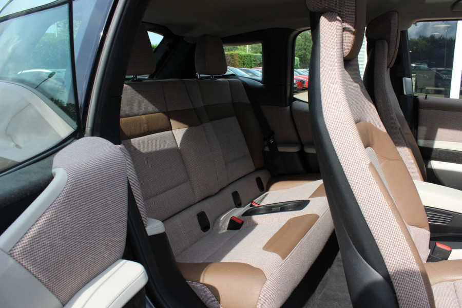 BMW i3 Executive Edition 120Ah 42 kWh / SoH 92,8% / 30.571 km! / Panoramadak / Camera / Navigatie / 20'' / DAB / Stoelverwarming / Warmtepomp / Cruise Control
