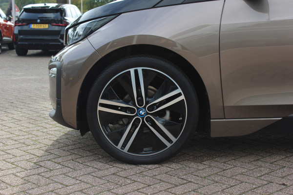 BMW i3 Executive Edition 120Ah 42 kWh / SoH 92,8% / 30.571 km! / Panoramadak / Camera / Navigatie / 20'' / DAB / Stoelverwarming / Warmtepomp / Cruise Control