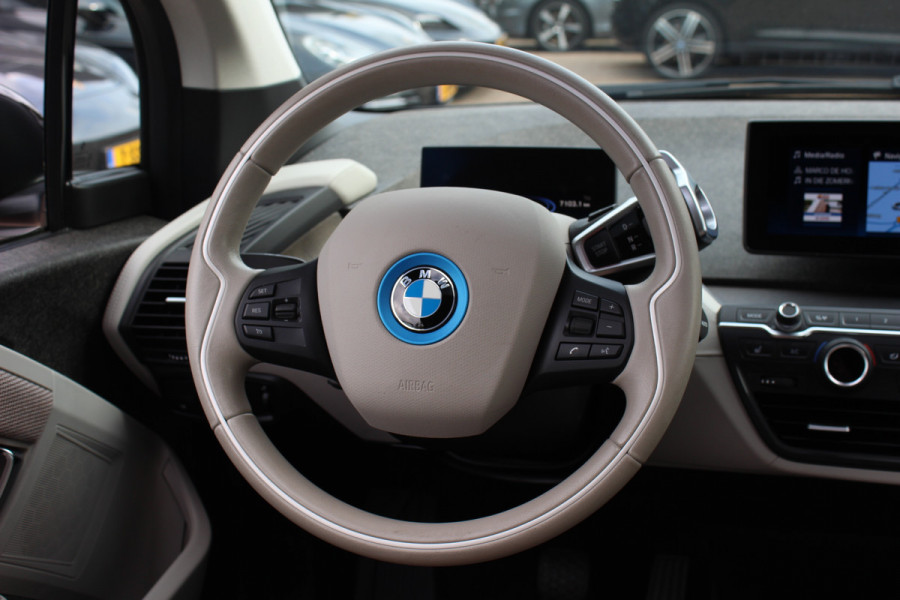 BMW i3 Executive Edition 120Ah 42 kWh / SoH 92,8% / 30.571 km! / Panoramadak / Camera / Navigatie / 20'' / DAB / Stoelverwarming / Warmtepomp / Cruise Control