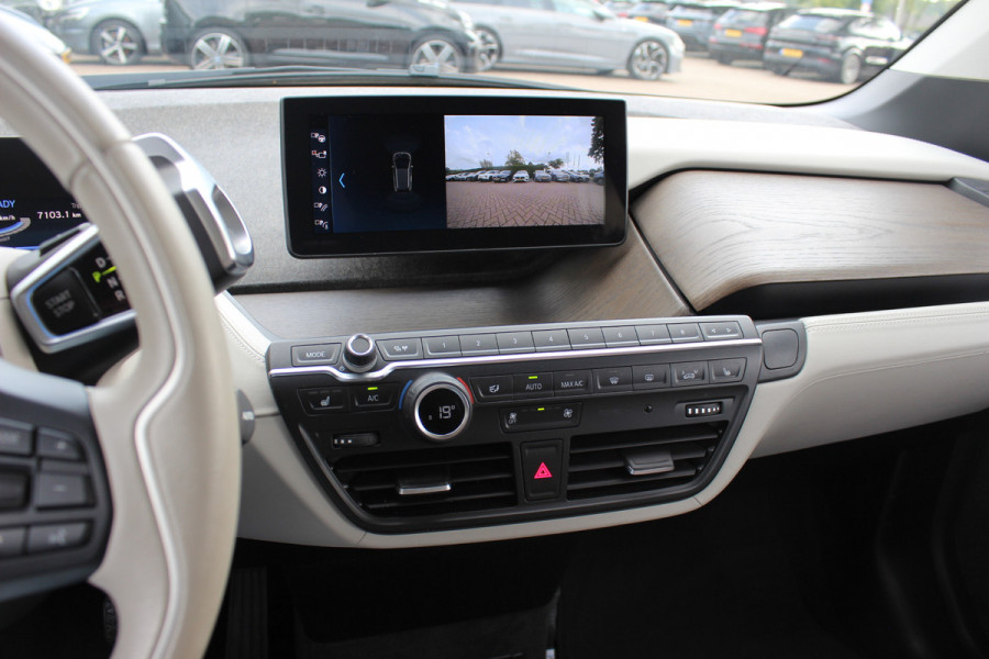 BMW i3 Executive Edition 120Ah 42 kWh / SoH 92,8% / 30.571 km! / Panoramadak / Camera / Navigatie / 20'' / DAB / Stoelverwarming / Warmtepomp / Cruise Control
