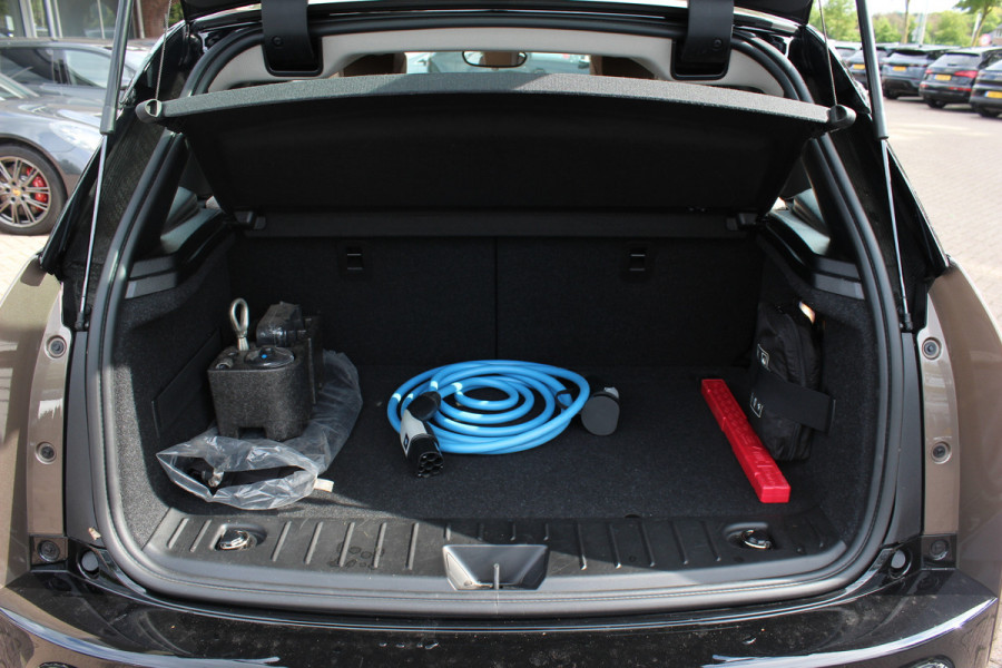 BMW i3 Executive Edition 120Ah 42 kWh / SoH 92,8% / 30.571 km! / Panoramadak / Camera / Navigatie / 20'' / DAB / Stoelverwarming / Warmtepomp / Cruise Control
