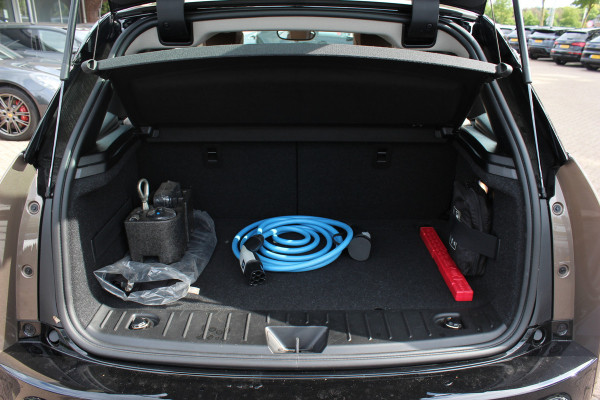 BMW i3 Executive Edition 120Ah 42 kWh / SoH 92,8% / 30.571 km! / Panoramadak / Camera / Navigatie / 20'' / DAB / Stoelverwarming / Warmtepomp / Cruise Control