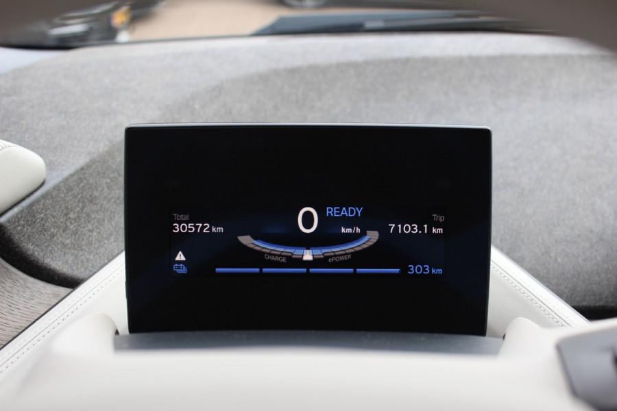 BMW i3 Executive Edition 120Ah 42 kWh / SoH 92,8% / 30.571 km! / Panoramadak / Camera / Navigatie / 20'' / DAB / Stoelverwarming / Warmtepomp / Cruise Control
