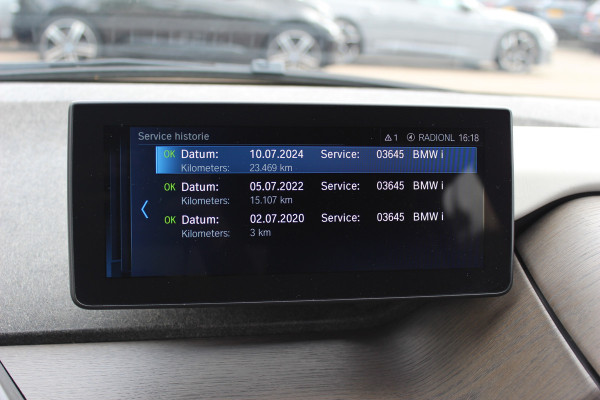 BMW i3 Executive Edition 120Ah 42 kWh / SoH 92,8% / 30.571 km! / Panoramadak / Camera / Navigatie / 20'' / DAB / Stoelverwarming / Warmtepomp / Cruise Control