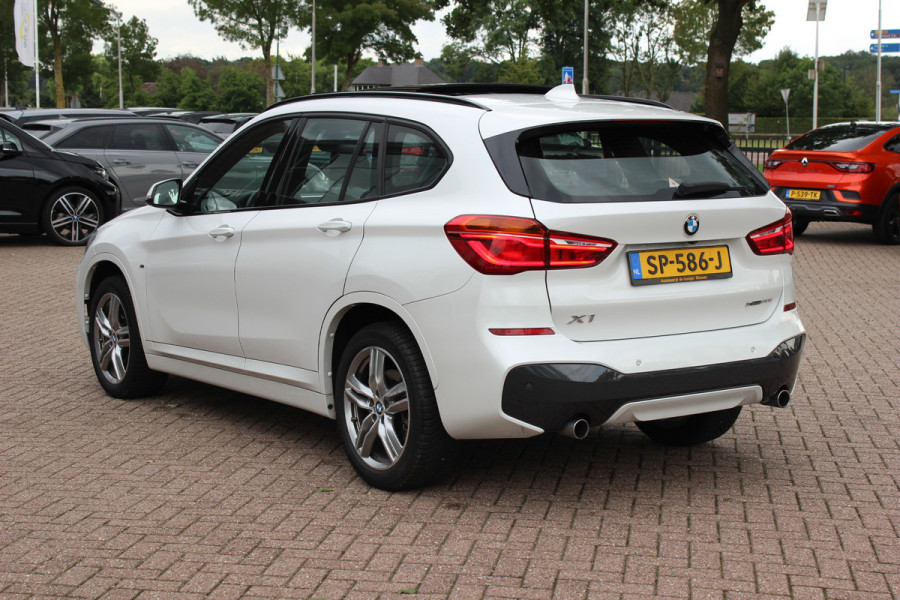 BMW X1 xDrive20i High Exe. M Sport 70.615 km! / Panoramadak / Camera / Head-up / Leder / Navigatie / 18'' / Stuur+Stoelverwarming / Cruise Control