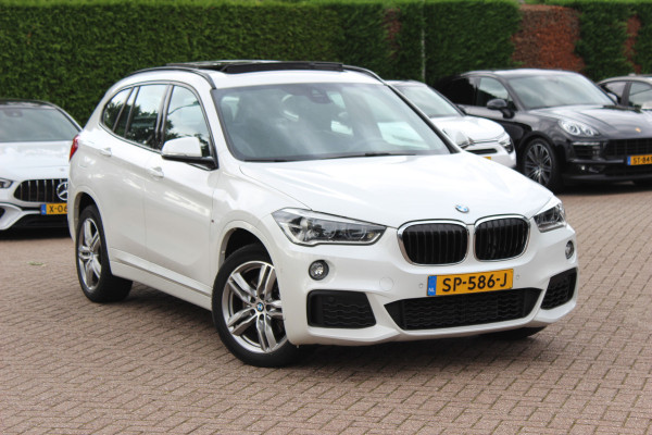 BMW X1 xDrive20i High Exe. M Sport 70.615 km! / Panoramadak / Camera / Head-up / Leder / Navigatie / 18'' / Stuur+Stoelverwarming / Cruise Control