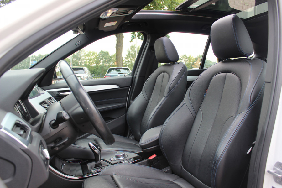 BMW X1 xDrive20i High Exe. M Sport 70.615 km! / Panoramadak / Camera / Head-up / Leder / Navigatie / 18'' / Stuur+Stoelverwarming / Cruise Control