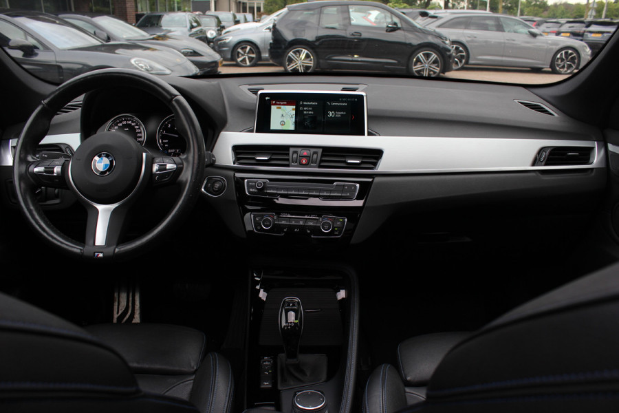 BMW X1 xDrive20i High Exe. M Sport 70.615 km! / Panoramadak / Camera / Head-up / Leder / Navigatie / 18'' / Stuur+Stoelverwarming / Cruise Control