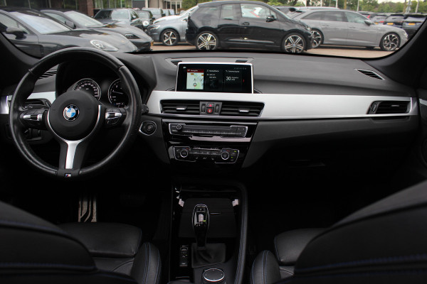 BMW X1 xDrive20i High Exe. M Sport 70.615 km! / Panoramadak / Camera / Head-up / Leder / Navigatie / 18'' / Stuur+Stoelverwarming / Cruise Control