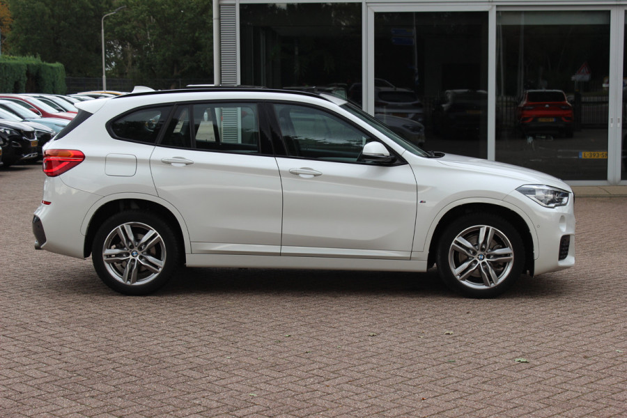 BMW X1 xDrive20i High Exe. M Sport 70.615 km! / Panoramadak / Camera / Head-up / Leder / Navigatie / 18'' / Stuur+Stoelverwarming / Cruise Control