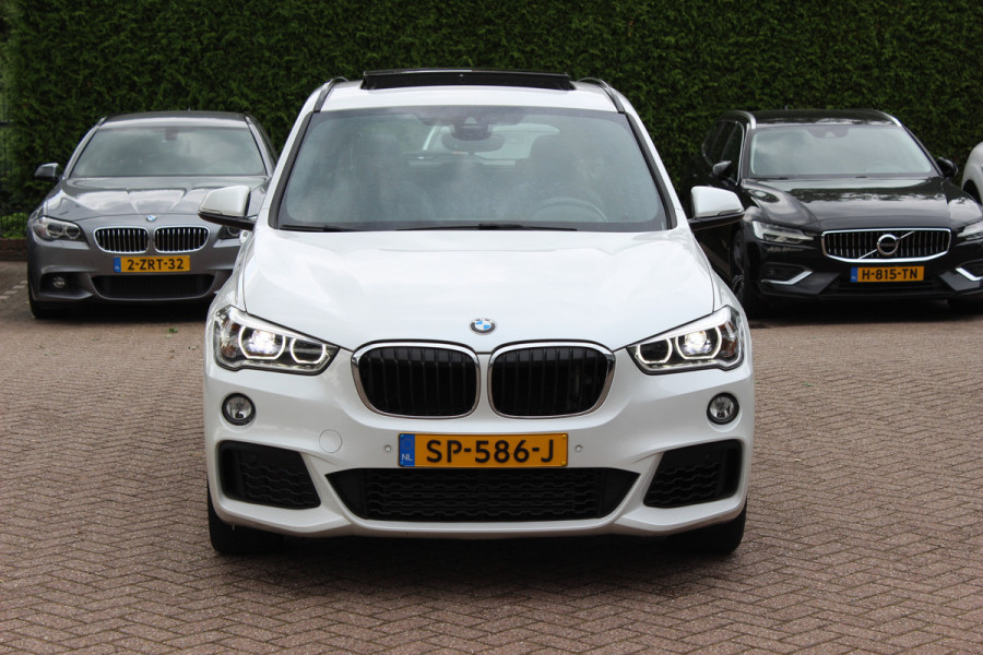 BMW X1 xDrive20i High Exe. M Sport 70.615 km! / Panoramadak / Camera / Head-up / Leder / Navigatie / 18'' / Stuur+Stoelverwarming / Cruise Control