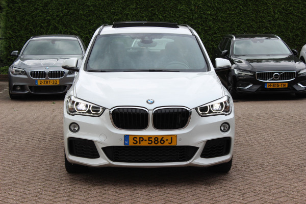BMW X1 xDrive20i High Exe. M Sport 70.615 km! / Panoramadak / Camera / Head-up / Leder / Navigatie / 18'' / Stuur+Stoelverwarming / Cruise Control