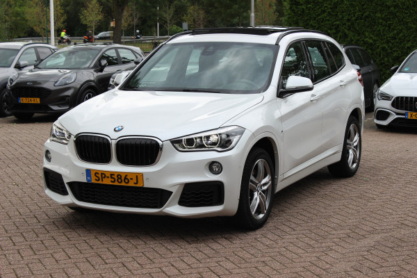 BMW X1 xDrive20i High Exe. M Sport 70.615 km! / Panoramadak / Camera / Head-up / Leder / Navigatie / 18'' / Stuur+Stoelverwarming / Cruise Control