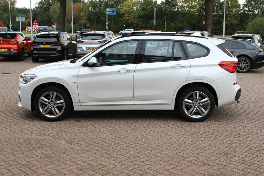 BMW X1 xDrive20i High Exe. M Sport 70.615 km! / Panoramadak / Camera / Head-up / Leder / Navigatie / 18'' / Stuur+Stoelverwarming / Cruise Control