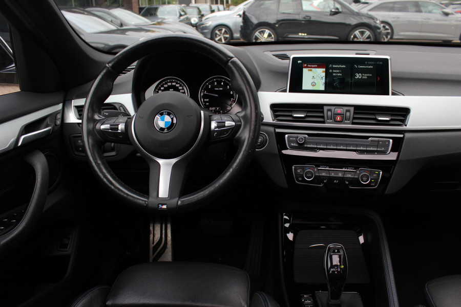 BMW X1 xDrive20i High Exe. M Sport 70.615 km! / Panoramadak / Camera / Head-up / Leder / Navigatie / 18'' / Stuur+Stoelverwarming / Cruise Control