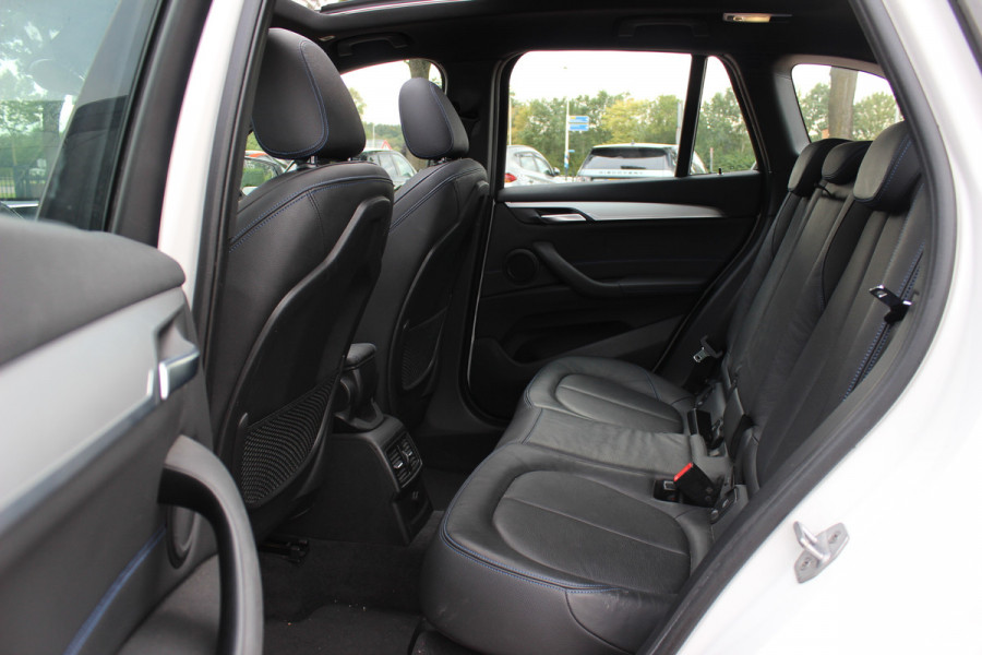 BMW X1 xDrive20i High Exe. M Sport 70.615 km! / Panoramadak / Camera / Head-up / Leder / Navigatie / 18'' / Stuur+Stoelverwarming / Cruise Control