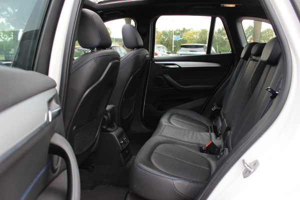 BMW X1 xDrive20i High Exe. M Sport 70.615 km! / Panoramadak / Camera / Head-up / Leder / Navigatie / 18'' / Stuur+Stoelverwarming / Cruise Control