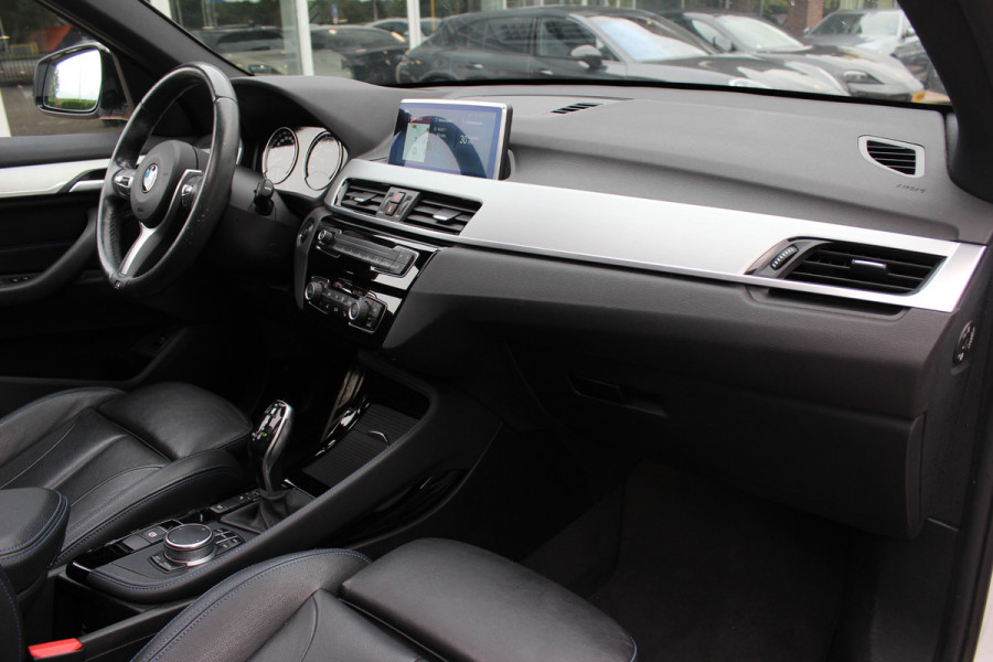 BMW X1 xDrive20i High Exe. M Sport 70.615 km! / Panoramadak / Camera / Head-up / Leder / Navigatie / 18'' / Stuur+Stoelverwarming / Cruise Control