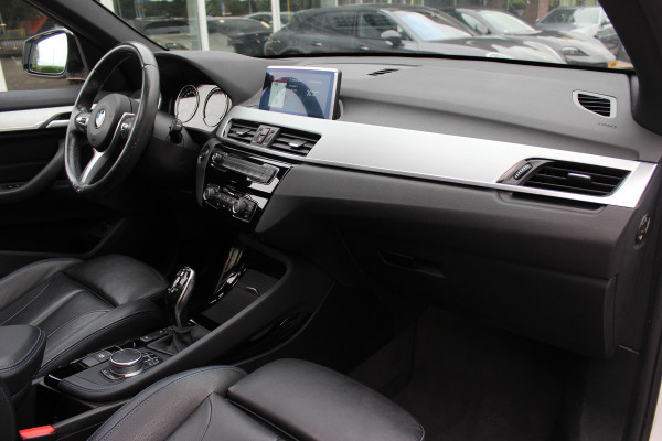 BMW X1 xDrive20i High Exe. M Sport 70.615 km! / Panoramadak / Camera / Head-up / Leder / Navigatie / 18'' / Stuur+Stoelverwarming / Cruise Control