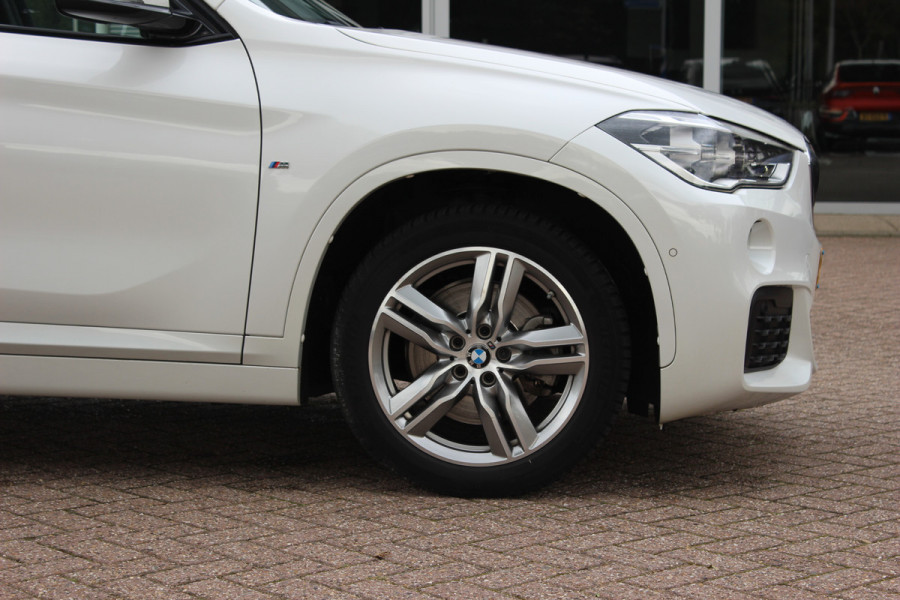 BMW X1 xDrive20i High Exe. M Sport 70.615 km! / Panoramadak / Camera / Head-up / Leder / Navigatie / 18'' / Stuur+Stoelverwarming / Cruise Control