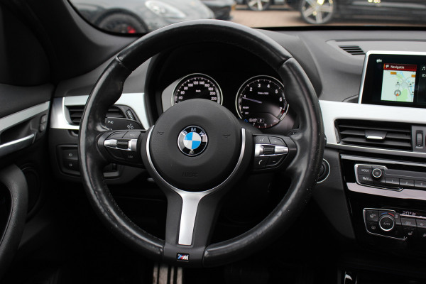 BMW X1 xDrive20i High Exe. M Sport 70.615 km! / Panoramadak / Camera / Head-up / Leder / Navigatie / 18'' / Stuur+Stoelverwarming / Cruise Control
