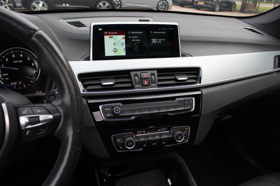 BMW X1 xDrive20i High Exe. M Sport 70.615 km! / Panoramadak / Camera / Head-up / Leder / Navigatie / 18'' / Stuur+Stoelverwarming / Cruise Control
