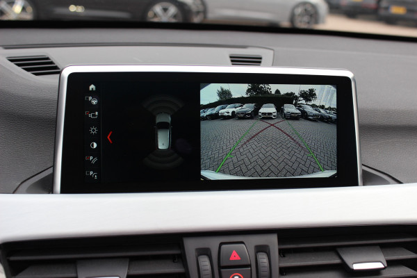 BMW X1 xDrive20i High Exe. M Sport 70.615 km! / Panoramadak / Camera / Head-up / Leder / Navigatie / 18'' / Stuur+Stoelverwarming / Cruise Control
