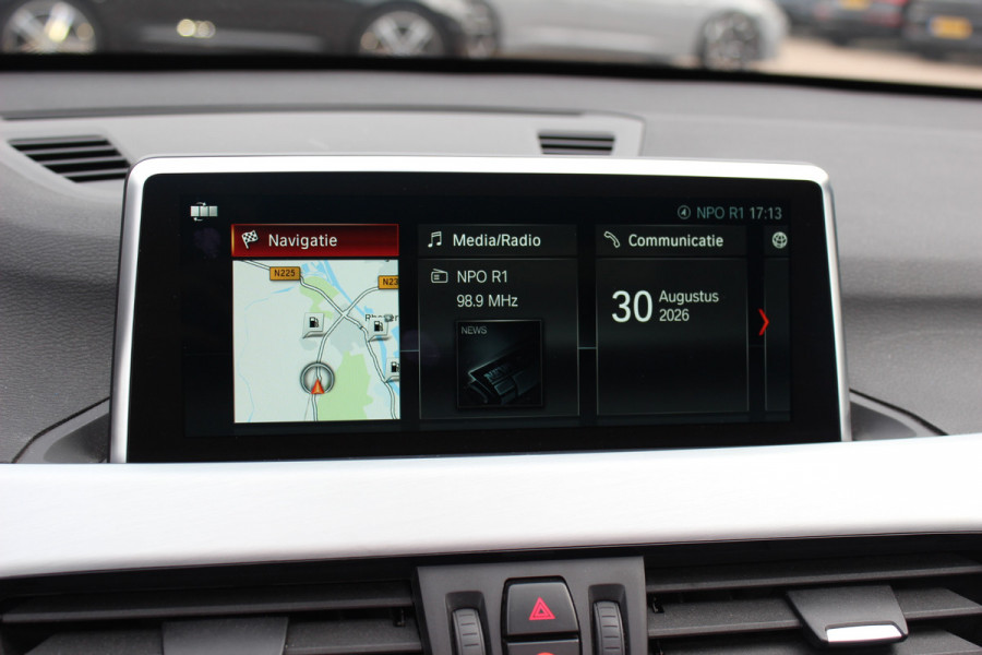 BMW X1 xDrive20i High Exe. M Sport 70.615 km! / Panoramadak / Camera / Head-up / Leder / Navigatie / 18'' / Stuur+Stoelverwarming / Cruise Control