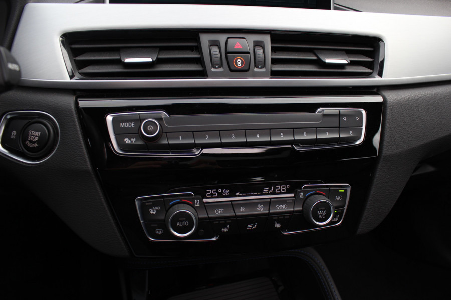 BMW X1 xDrive20i High Exe. M Sport 70.615 km! / Panoramadak / Camera / Head-up / Leder / Navigatie / 18'' / Stuur+Stoelverwarming / Cruise Control