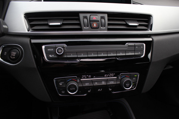 BMW X1 xDrive20i High Exe. M Sport 70.615 km! / Panoramadak / Camera / Head-up / Leder / Navigatie / 18'' / Stuur+Stoelverwarming / Cruise Control