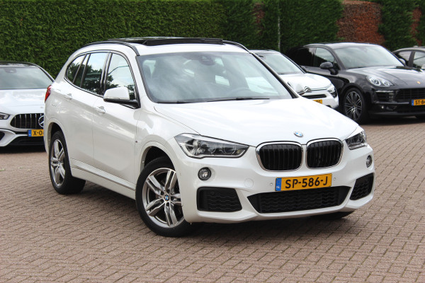 BMW X1 xDrive20i High Exe. M Sport 70.615 km! / Panoramadak / Camera / Head-up / Leder / Navigatie / 18'' / Stuur+Stoelverwarming / Cruise Control