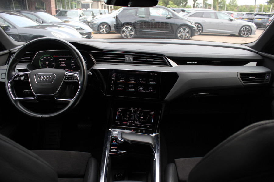 Audi e-tron e-tron 55 quattro advanced Pro Line Plus 95 kWh / SoH 95,6 % / Trekhaak / 360Camera / Luchtvering / Keyless / 20'' / CarPlay / Stoelverwarming / Dodehoek / DAB / ACC