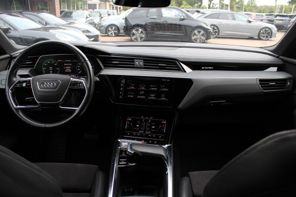 Audi e-tron e-tron 55 quattro advanced Pro Line Plus 95 kWh / SoH 95,6 % / Trekhaak / 360Camera / Luchtvering / Keyless / 20'' / CarPlay / Stoelverwarming / Dodehoek / DAB / ACC
