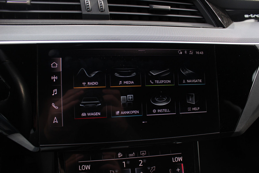 Audi e-tron e-tron 55 quattro advanced Pro Line Plus 95 kWh / SoH 95,6 % / Trekhaak / 360Camera / Luchtvering / Keyless / 20'' / CarPlay / Stoelverwarming / Dodehoek / DAB / ACC