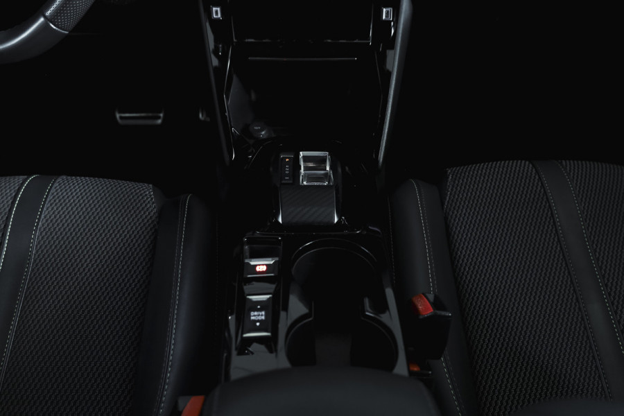 Peugeot 2008 1.2 PureTech 130 GT 131 PK | Dig. Cockpit | Adapt. Cruise | PDC | Camera | NAV + App. Connect | ECC | LM 17" |