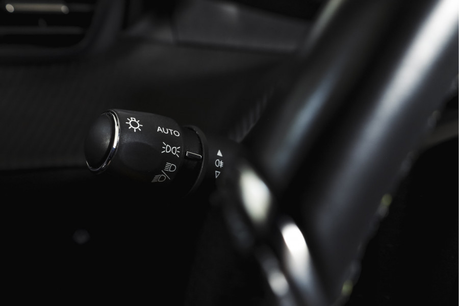 Peugeot 2008 1.2 PureTech 130 GT 131 PK | Dig. Cockpit | Adapt. Cruise | PDC | Camera | NAV + App. Connect | ECC | LM 17" |