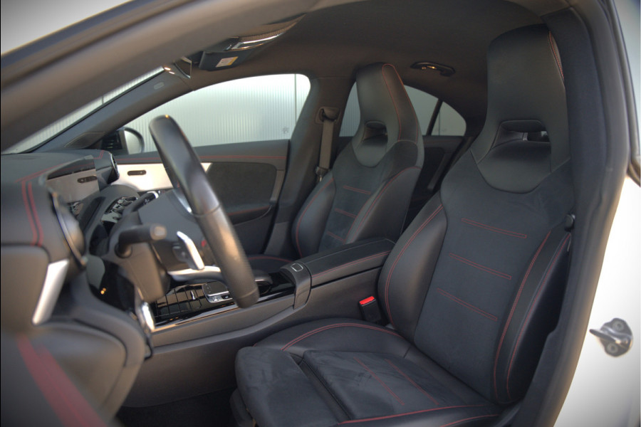 Mercedes-Benz CLA-Klasse 180 Business Solution AMG | Stoelverwarming | Apple Carplay | Keyless | Camera | Cruise Control | LED High Performance | Ambiance Verlichting | Midline Sound System | Navigatie |