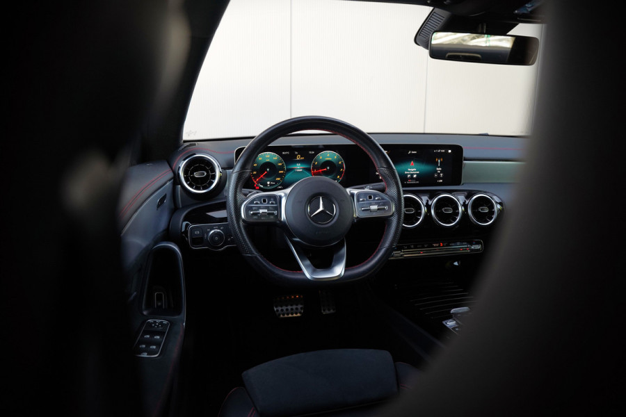 Mercedes-Benz CLA-Klasse 180 Business Solution AMG | Stoelverwarming | Apple Carplay | Keyless | Camera | Cruise Control | LED High Performance | Ambiance Verlichting | Midline Sound System | Navigatie |
