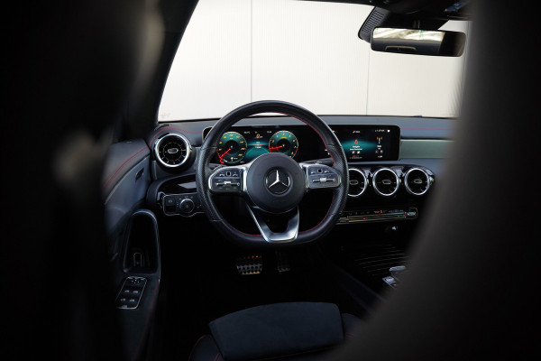 Mercedes-Benz CLA-Klasse 180 Business Solution AMG | Stoelverwarming | Apple Carplay | Keyless | Camera | Cruise Control | LED High Performance | Ambiance Verlichting | Midline Sound System | Navigatie |