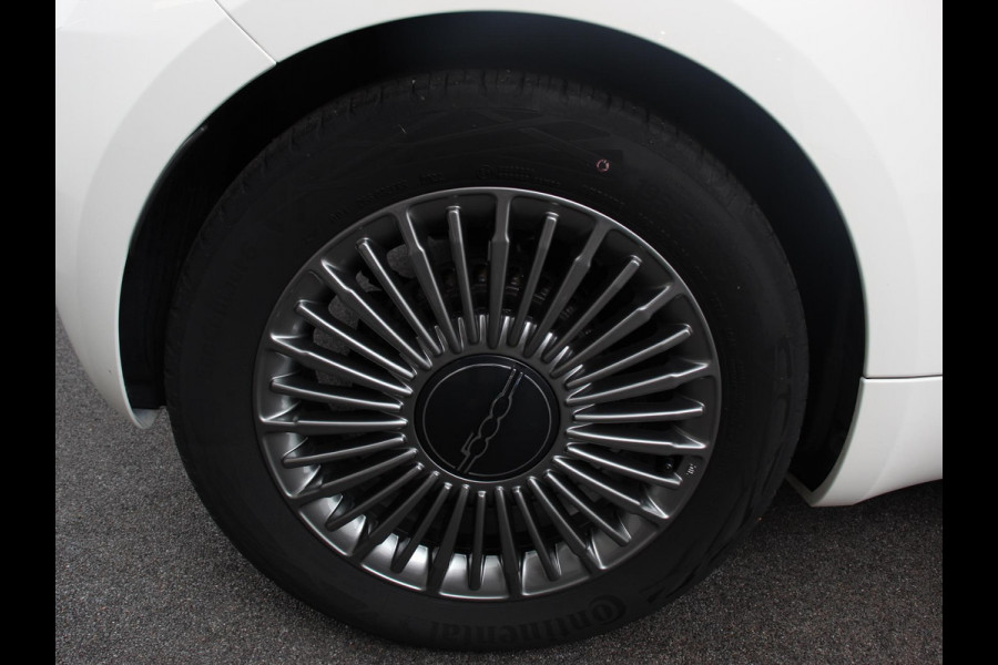 Fiat 500E Icon 42 kWh Automaat Climate control Cruise control Achteruitrijcamera Navigatie Apple Carplay/ Android Auto Keyless