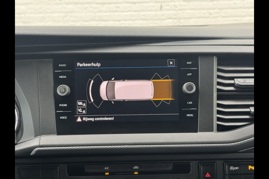 Volkswagen Transporter 2.0 TDI L2H1 30 DC Highline Automaat Trekhaak Navigatie Carplay Cruise Pdc