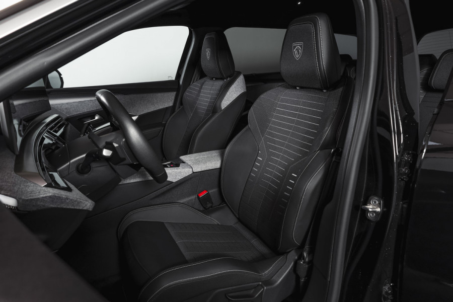Peugeot 5008 1.2 Hybrid 145 GT 7-pers | Afn. Trekhaak | Dig. Cockpit | Adapt. Cruise | Stoel-+Stuurverw. | PDC | 360 Camera | NAV + App. Connect | ECC | Elek. Klep | LM 19" | 7548